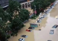 广东逾镇街遭暴雨大暴雨袭击