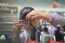 百炼精车铸匠心千钧瞬止显担当