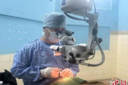 中国援贝宁眼科专家紧急救治非洲患儿