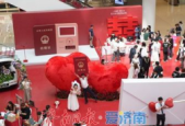 中国年轻人热衷领证跟拍仪式感消费成爱情见证新趋势