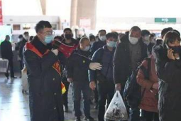 春节返程高峰来临上海高铁站机场迎来大客流