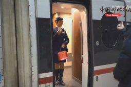 春运列车上的双乘夫妻守护团圆温暖归途