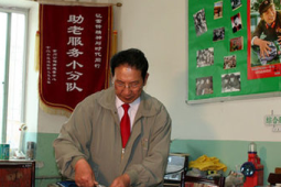 七旬老人退休生活因践行雷锋精神绽放光彩