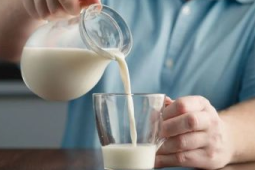 每天一杯牛奶身体会发生什么变化强健骨骼还是降低癌症风险