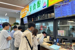 轻食风吹进校园高校食堂减脂餐圈粉年轻人