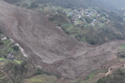 四川宜宾筠连县持续开展山体滑坡搜救与受灾群众安置工作