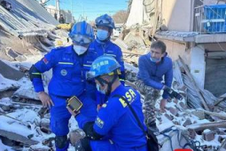 蓝天救援队成功营救缅甸地震幸存者