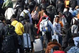 春运返程高峰开启游子后备箱满载亲情启程