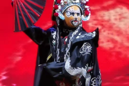 水下变脸大师用一生专注诠释川剧艺术