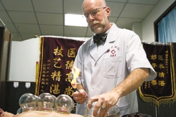 外国传统医学专家期待实践体验中医药魅力