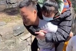 小伙泰山陪爬年入万引热议后考虑退出