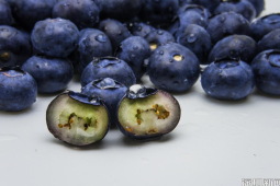 蓝莓价格腰斩每天吃一盒皮肤真的会变白吗