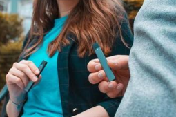 高中生吸电子烟成瘾四年包内常备十余支