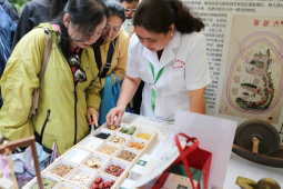地坛中医药健康文化节开幕市民扎堆义诊展台咨询