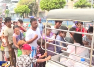 中国救援队伍深入缅甸曼德勒市街头为灾民开展义诊服务