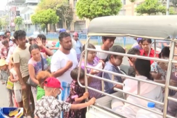 中国救援队伍深入缅甸曼德勒市街头为灾民开展义诊服务