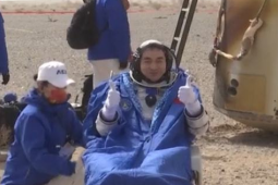 家乡亲友共庆神舟十九号航天员凯旋