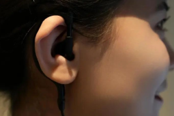 列车员上班戴耳麦引热议网友点赞这身穿搭太酷了