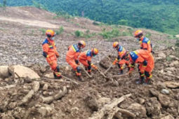 贵州消防全力开展大方县果瓦乡山体滑坡救援工作