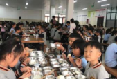 谁应该负责经营中小学食堂