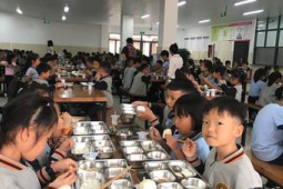 谁应该负责经营中小学食堂
