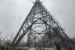 寒潮致中国南方多条输电线路覆冰科技手段助力高效融冰
