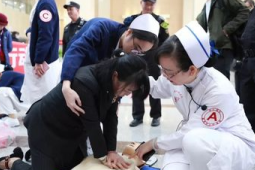 小伙急救抓住黄金分钟这些救命技能要掌握