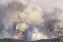 山西平遥沁源交界山火扑救工作持续紧张推进