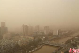 青海西宁遭遇强沙尘天气致能见度降至公里