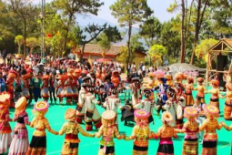 中外游客齐聚昆明三月三欢庆耍西山民俗盛会