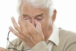 中老年人注意这种老花镜越戴眼睛越伤