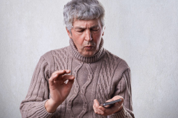 老年人为何陷入手机困境及科学引导健康上网策略