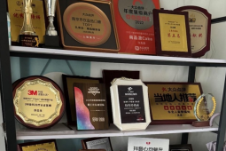 男子网上售卖必吃榜标识牌匾非法牟利百万元