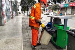 成都环卫工人被曝自扔自捡城管委通报调查情况