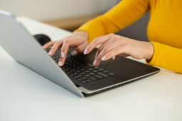 强制下班政策能否有效遏制职场加班文化