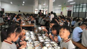 谁应该负责经营中小学食堂
