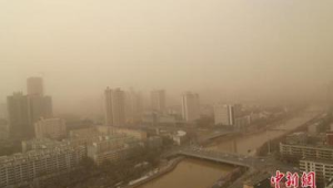 青海西宁遭遇强沙尘天气致能见度降至公里 第1张 青海西宁遭遇强沙尘天气致能见度降至公里 第1张