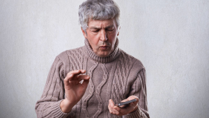 老年人为何陷入手机困境及科学引导健康上网策略 第1张 老年人为何陷入手机困境及科学引导健康上网策略 第1张