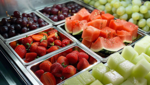 街边水果切隐藏风险这样吃一口就可能拉肚子 第1张 街边水果切隐藏风险这样吃一口就可能拉肚子 第1张