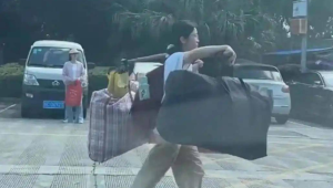 高考女生挑行李回家背影感动网友
