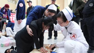 小伙急救抓住黄金分钟这些救命技能要掌握 第1张 小伙急救抓住黄金分钟这些救命技能要掌握 第1张