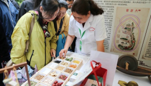 地坛中医药健康文化节开幕市民扎堆义诊展台咨询 第1张 地坛中医药健康文化节开幕市民扎堆义诊展台咨询 第1张