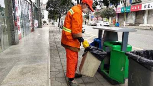 成都环卫工人被曝自扔自捡城管委通报调查情况