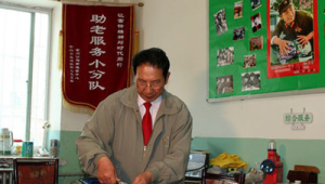 七旬老人退休生活因践行雷锋精神绽放光彩 第1张 七旬老人退休生活因践行雷锋精神绽放光彩 第1张