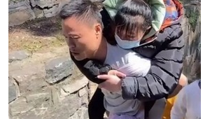 小伙泰山陪爬年入万引热议后考虑退出 第1张 小伙泰山陪爬年入万引热议后考虑退出 第1张